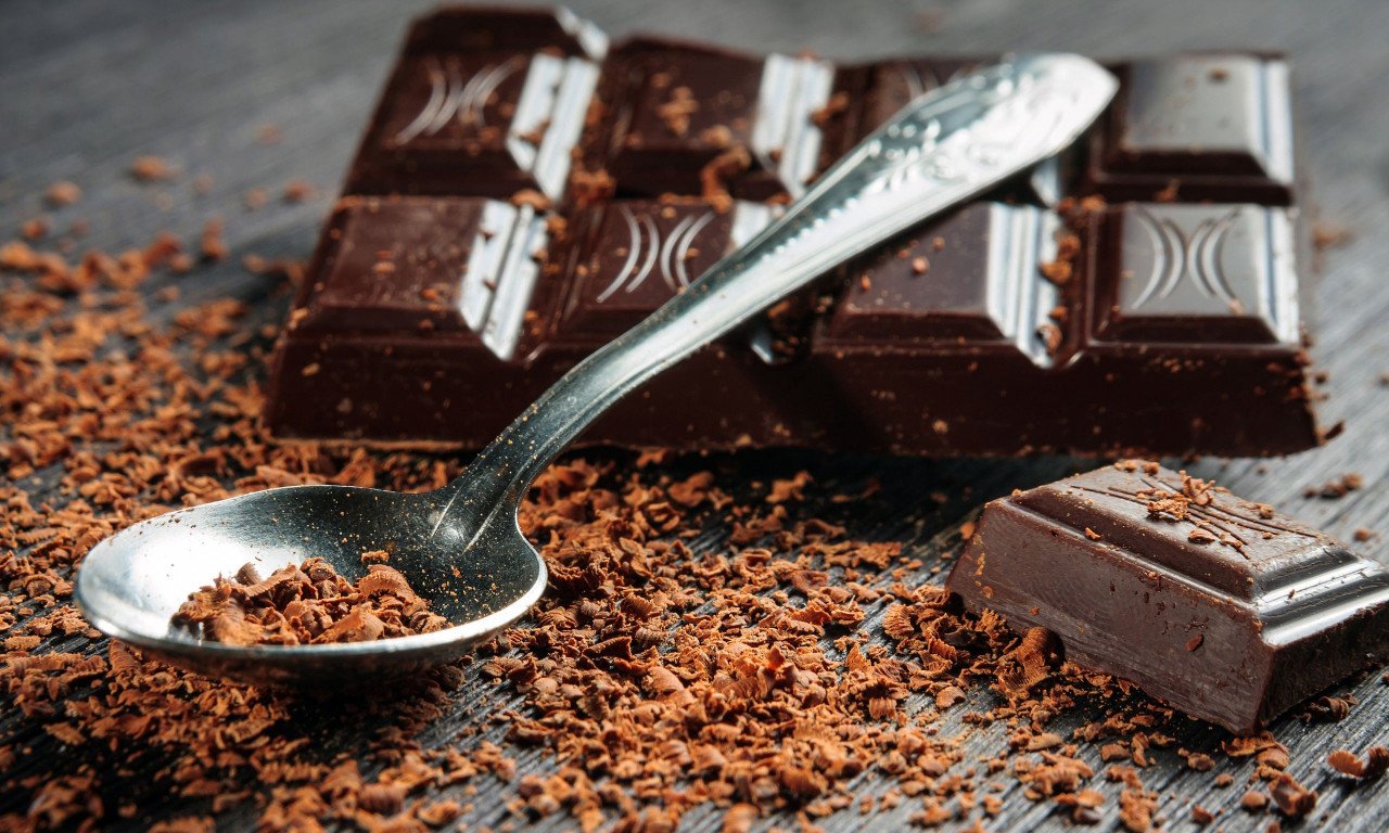 You are currently viewing Μαύρη σοκολάτα: Πόσο μειώνει χοληστερίνη, γλυκόζη και πίεση