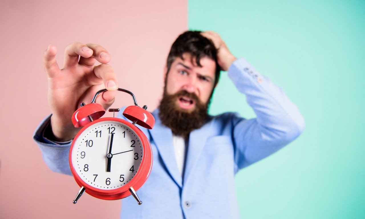 You are currently viewing Γιατί σας πιάνει πονοκέφαλος την ίδια ώρα κάθε μέρα