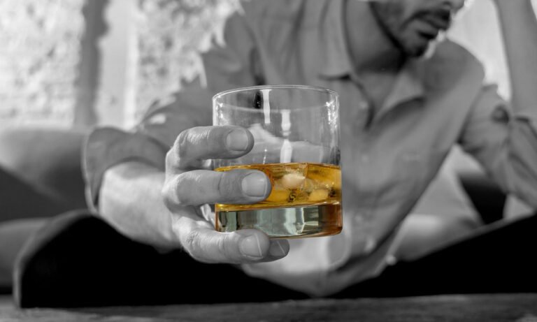 Read more about the article Για ποιες αιτίες πρόωρου θανάτου αυξάνει τον κίνδυνο η ελάχιστη κατανάλωση αλκοόλ