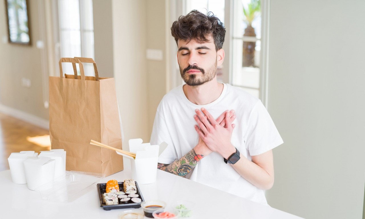 You are currently viewing Καρδιά: Πού οφείλεται το αίσθημα παλμών μετά το φαγητό