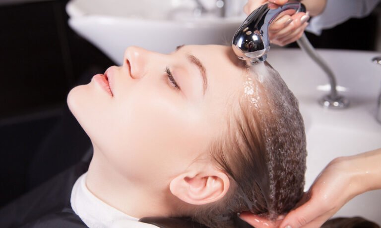 Read more about the article Ο κρυφός κίνδυνος από το λούσιμο στο κομμωτήριο