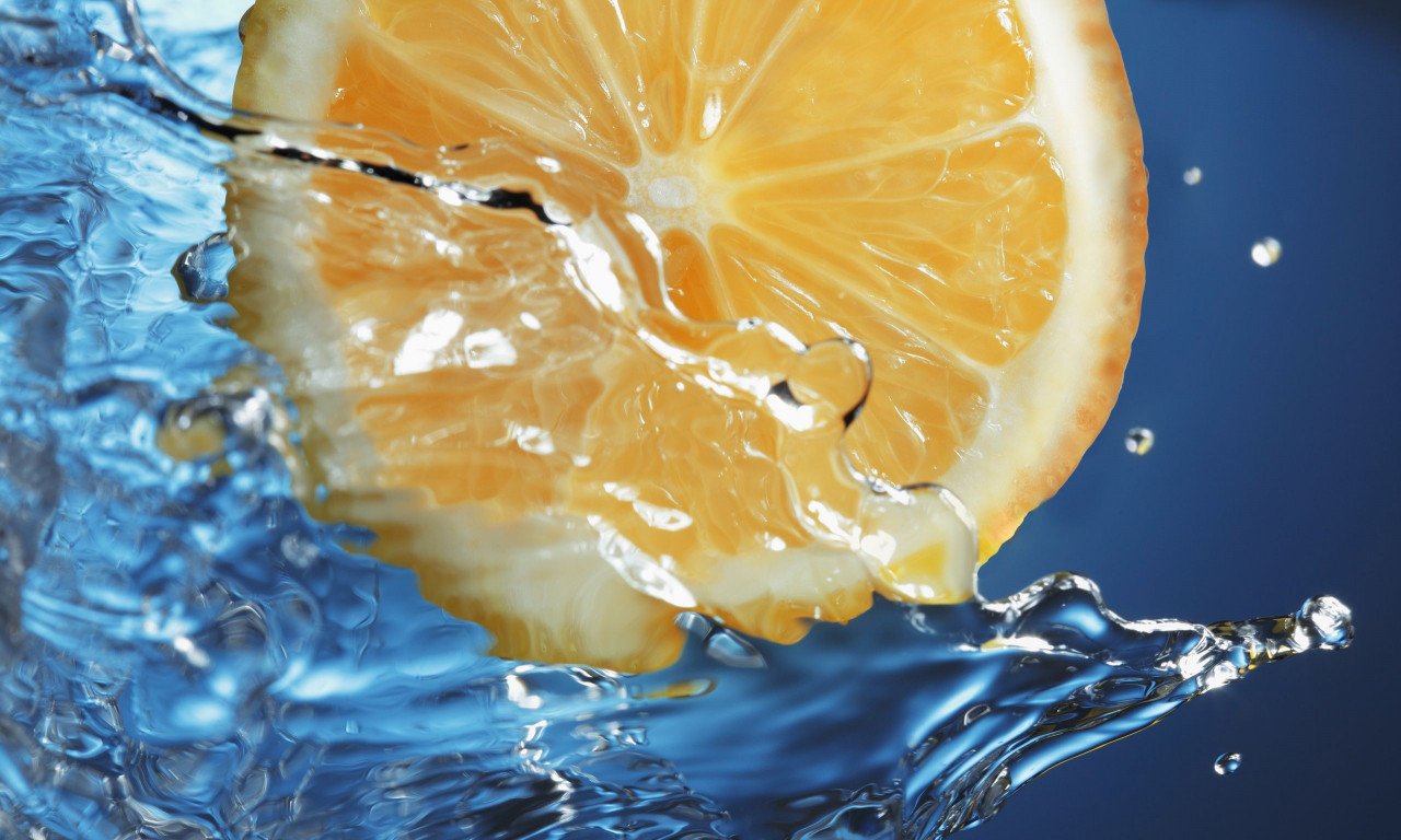 You are currently viewing Αποτοξίνωση με νερό με λεμόνι: Αλήθεια ή μύθος; Πώς «καθαρίζει» πραγματικά ο οργανισμός