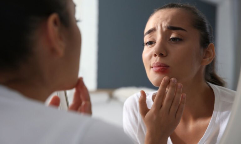 Read more about the article Πού οφείλεται το ξαφνικό πρήξιμο στα χείλη