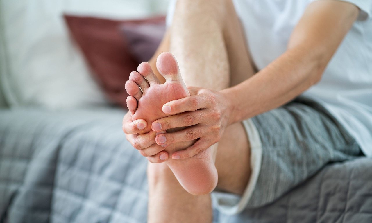 You are currently viewing Πονάνε τα πόδια σας; Παράγοντες κινδύνου, πρόληψη και αντιμετώπιση