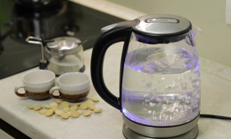 Read more about the article Πίνετε ζεστό νερό; Τα πολλά και σημαντικά οφέλη της απλής συνήθειας για την υγεία σας