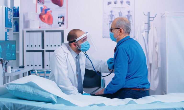 Read more about the article Τι προκαλεί ακόμη και η ήπια Covid-19 σε αρτηρίες και καρδιά