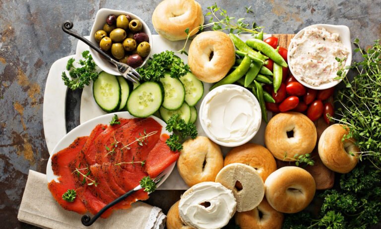 Read more about the article Ποιοι και γιατί πρέπει να τρώνε μεγάλο και πλούσιο σε θερμίδες πρωινό