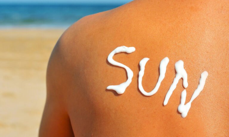Read more about the article Ποια αντηλιακά είναι ασφαλή; Ανησυχητικά τα ευρήματα της FDA
