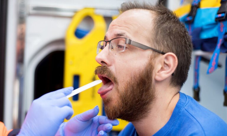 Read more about the article Πρησμένη γλώσσα: Πού μπορεί να οφείλεται το σύμπτωμα