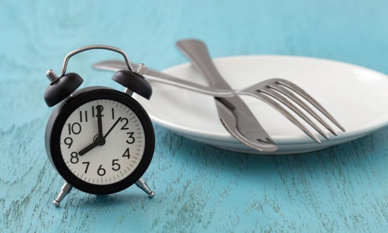 Read more about the article Διαλειμματική νηστεία ή μείωση θερμίδων; Ποια υπερέχει για απώλεια βάρους & καρδιομεταβολική υγεία
