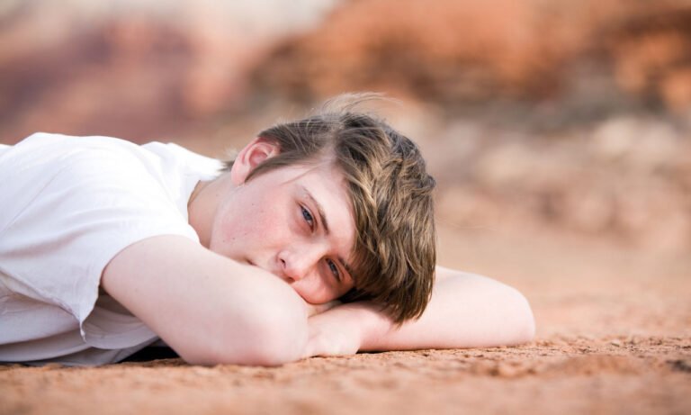 Read more about the article Τι είναι η γείωση και πώς μπορεί να βελτιώσει την υγεία σας φυσικά;