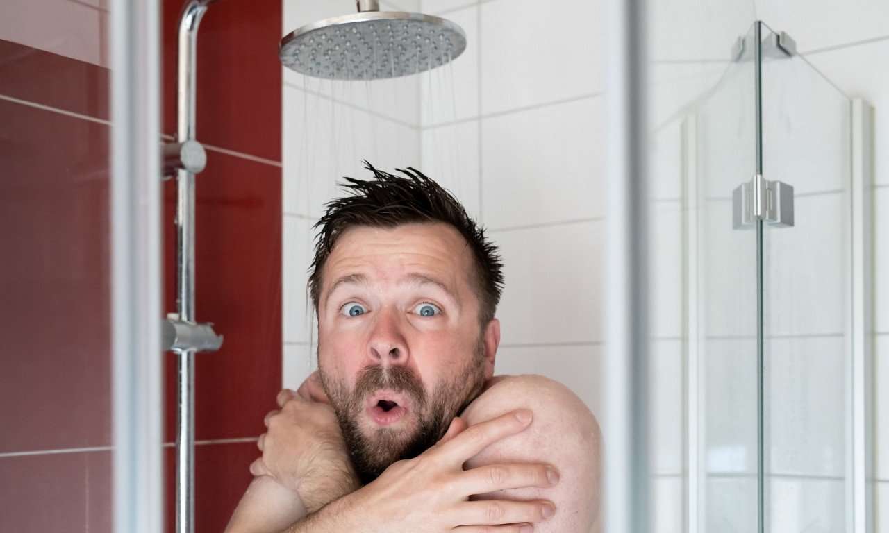 You are currently viewing Γιατί το κρύο ντους μέσα στον καύσωνα είναι κακή ιδέα