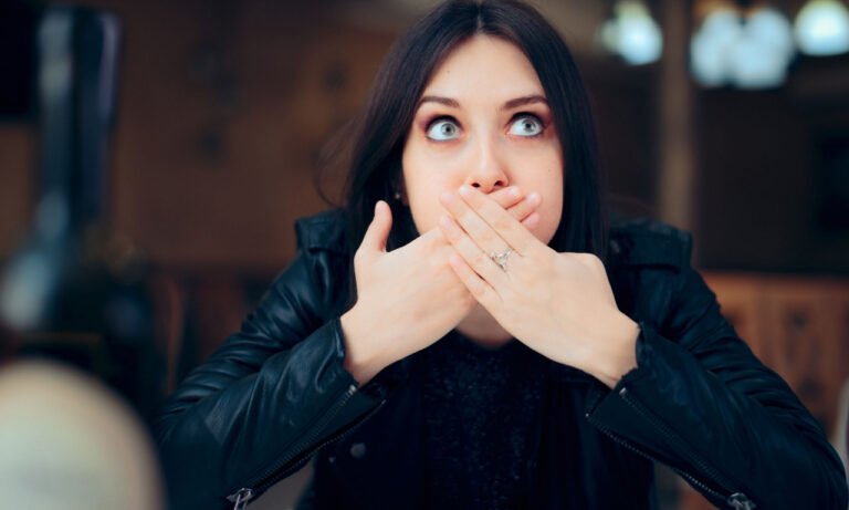 Read more about the article Πότε το ρέψιμο είναι σημάδι καρκίνου – Τι άλλο θα νιώσετε