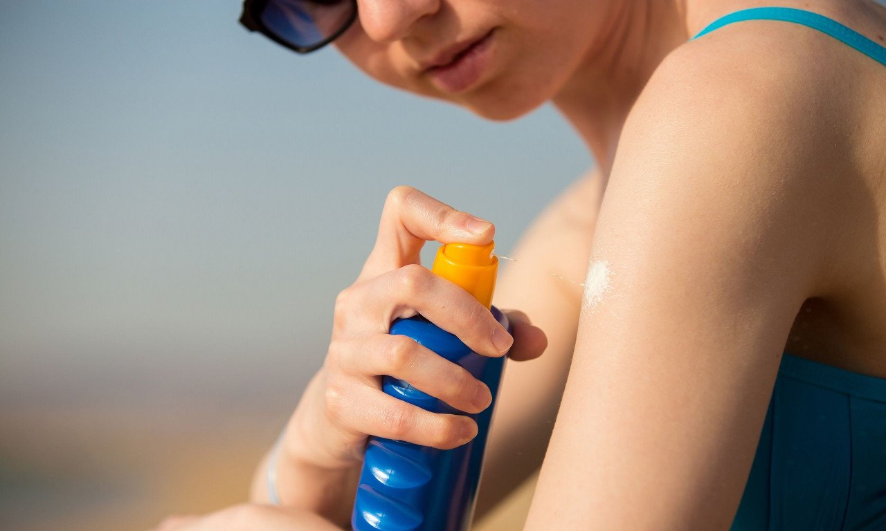 You are currently viewing Τα 6 λάθη που κάνουν όσοι ψεκάζουν πάνω τους αντηλιακό