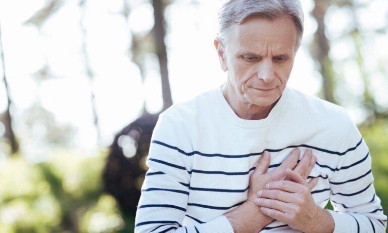 Read more about the article Τι σημαίνει αν νιώσετε μούδιασμα ή τσιμπήματα ψηλά αριστερά στο στήθος