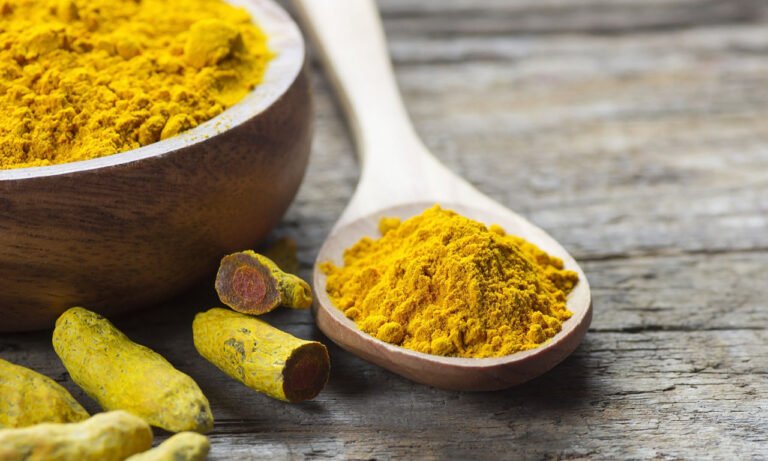 Read more about the article 5 πόνους που μπορεί να ανακουφίσει ο κουρκουμάς