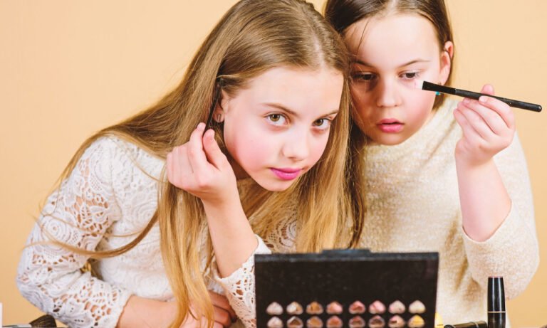 Read more about the article Ποιους κινδύνους κρύβουν τα καλλυντικά ενηλίκων για τα παιδιά