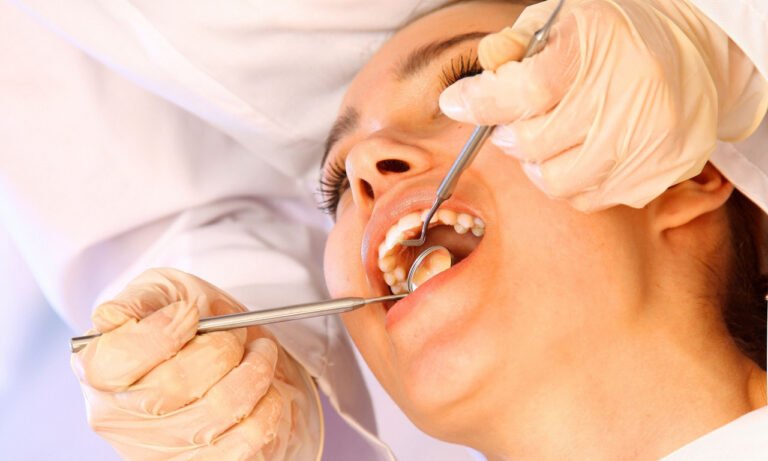 Read more about the article Για ποιες χρόνιες παθήσεις προειδοποιεί η κακή στοματική υγεία