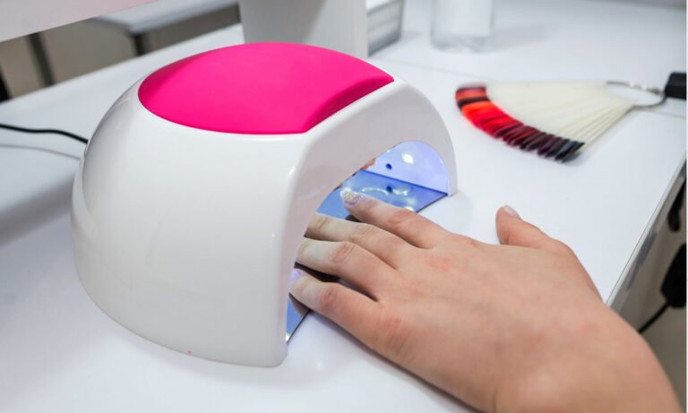 Read more about the article Ημιμόνιμο μανικιούρ, φωτογήρανση και καρκίνος: Τα νεότερα ανησυχητικά ευρήματα