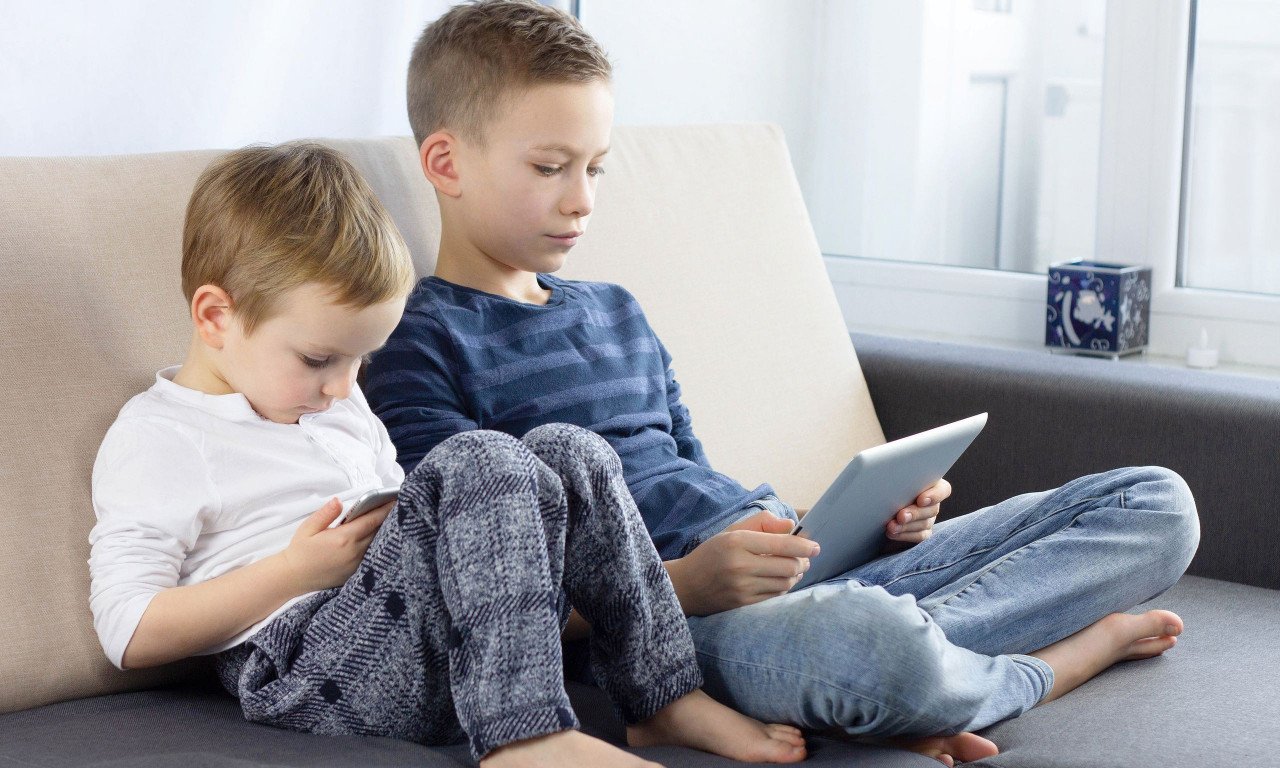 You are currently viewing Τι προκαλούν οι οθόνες στη γλωσσική ανάπτυξη των παιδιών