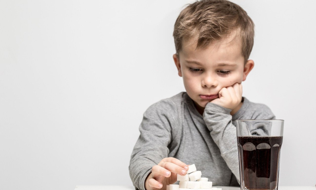 You are currently viewing Τι προκαλεί στα παιδιά η κατανάλωση γλυκαντικών