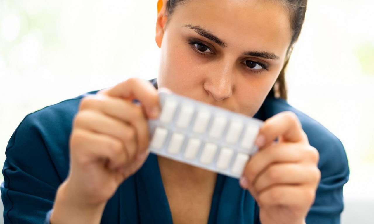 You are currently viewing Κάποιοι μασούν τσίχλες νικοτίνης για την εγκεφαλική ομίχλη από μακρά COVID! Τι ισχύει