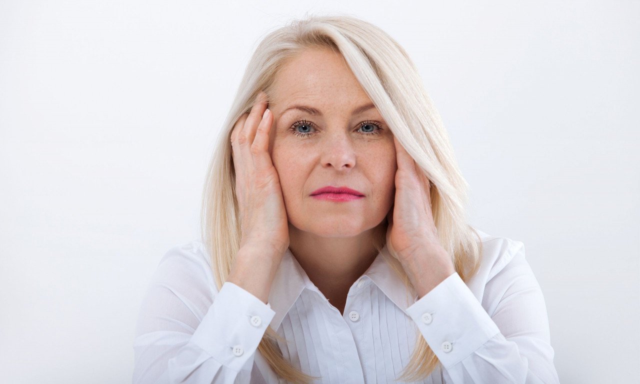 You are currently viewing Τα συμπτώματα που σηματοδοτούν τη μετάβαση στην εμμηνόπαυση