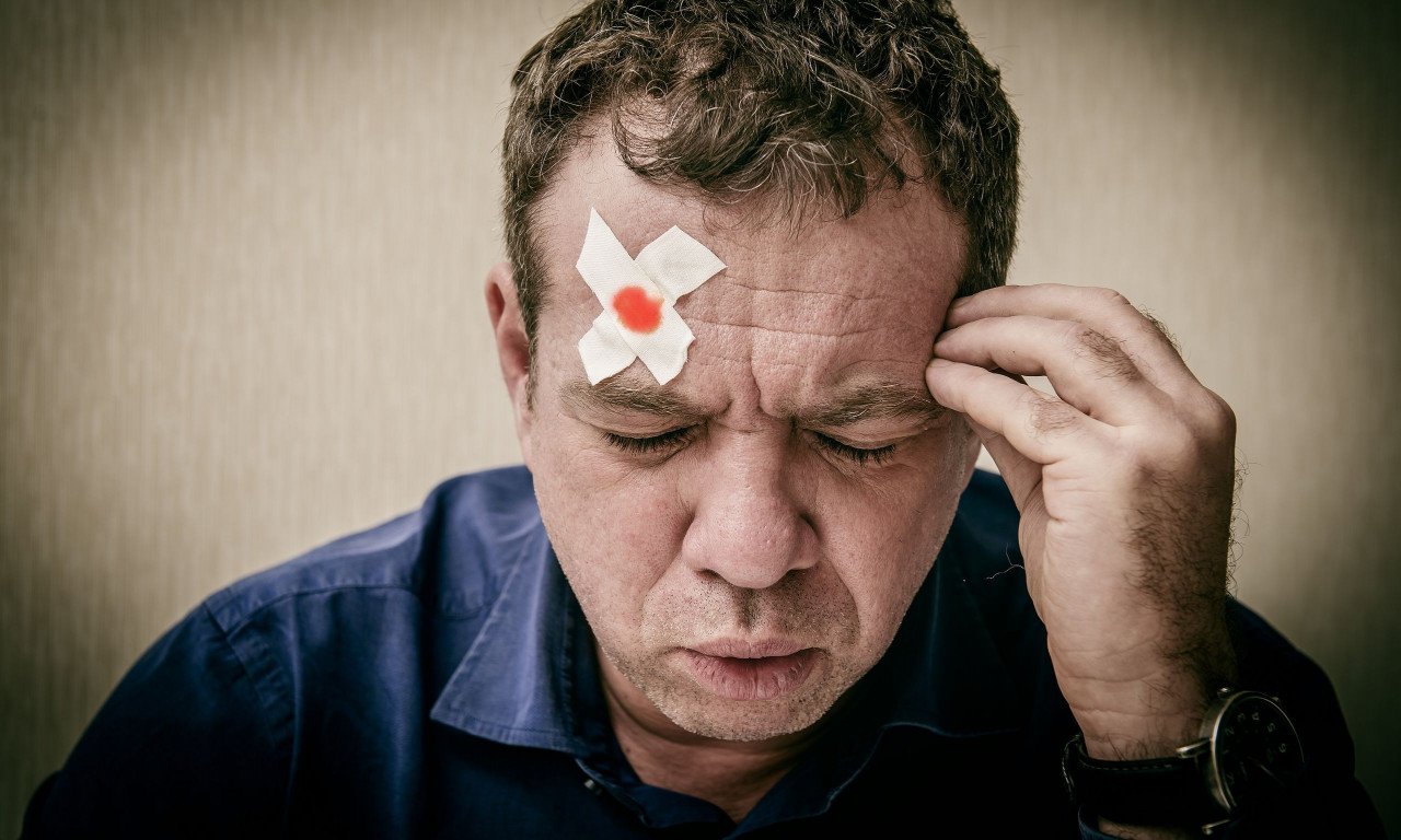 You are currently viewing Διάσειση: Πόση ώρα μετά το χτύπημα στο κεφάλι ξεκινούν τα συμπτώματα