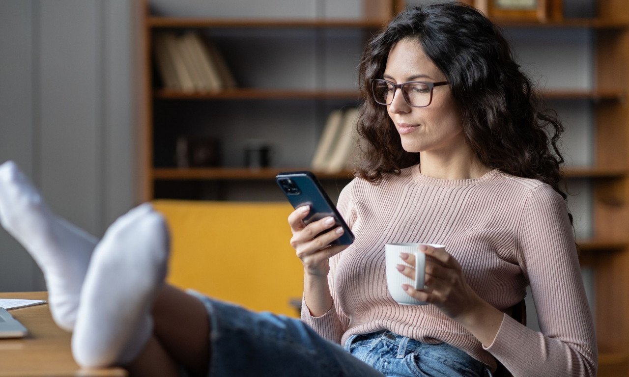 You are currently viewing Τι προκαλεί στα μάτια μόλις μία ώρα σκρολαρίσματος στο κινητό