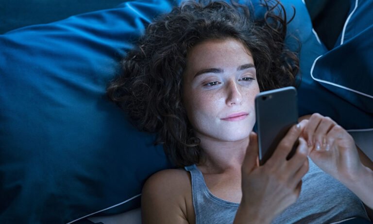 Read more about the article Βοηθάει στον ύπνο αν βάλετε ρυθμίσεις κόκκινης οθόνης στο κινητό;