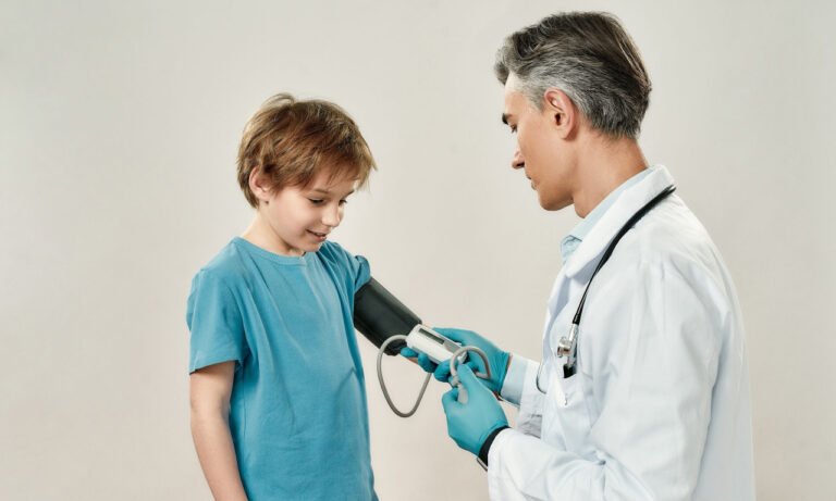 Read more about the article Παιδιά με υψηλή πίεση και χοληστερίνη: Ο ρόλος των οθονών