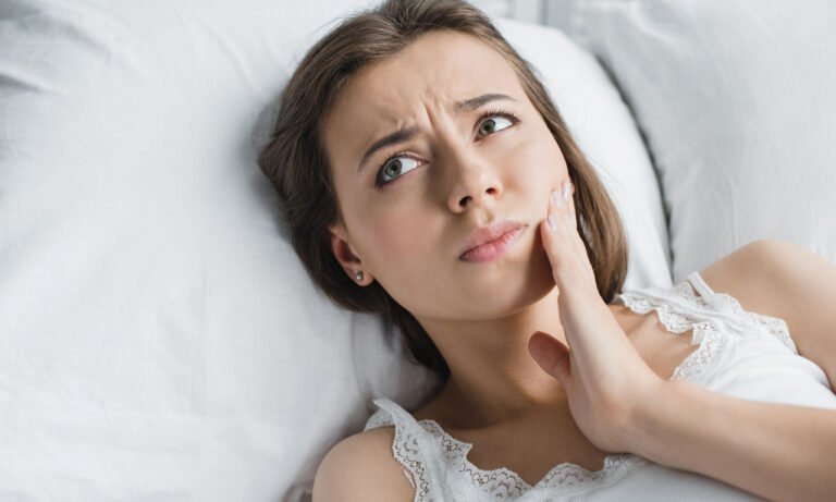 Read more about the article Γιατί ξυπνάτε με πόνο στο σαγόνι μόνο από την μία πλευρά;