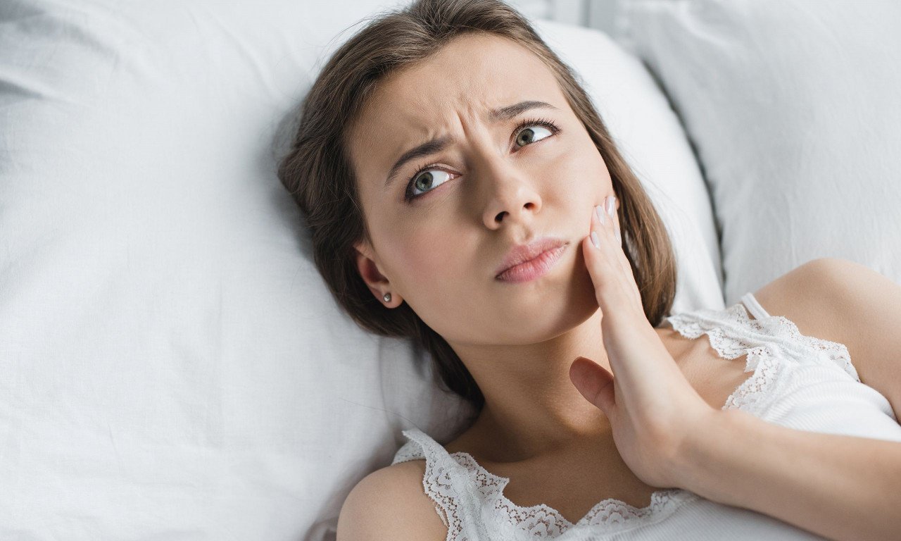 You are currently viewing Γιατί ξυπνάτε με πόνο στο σαγόνι μόνο από την μία πλευρά;