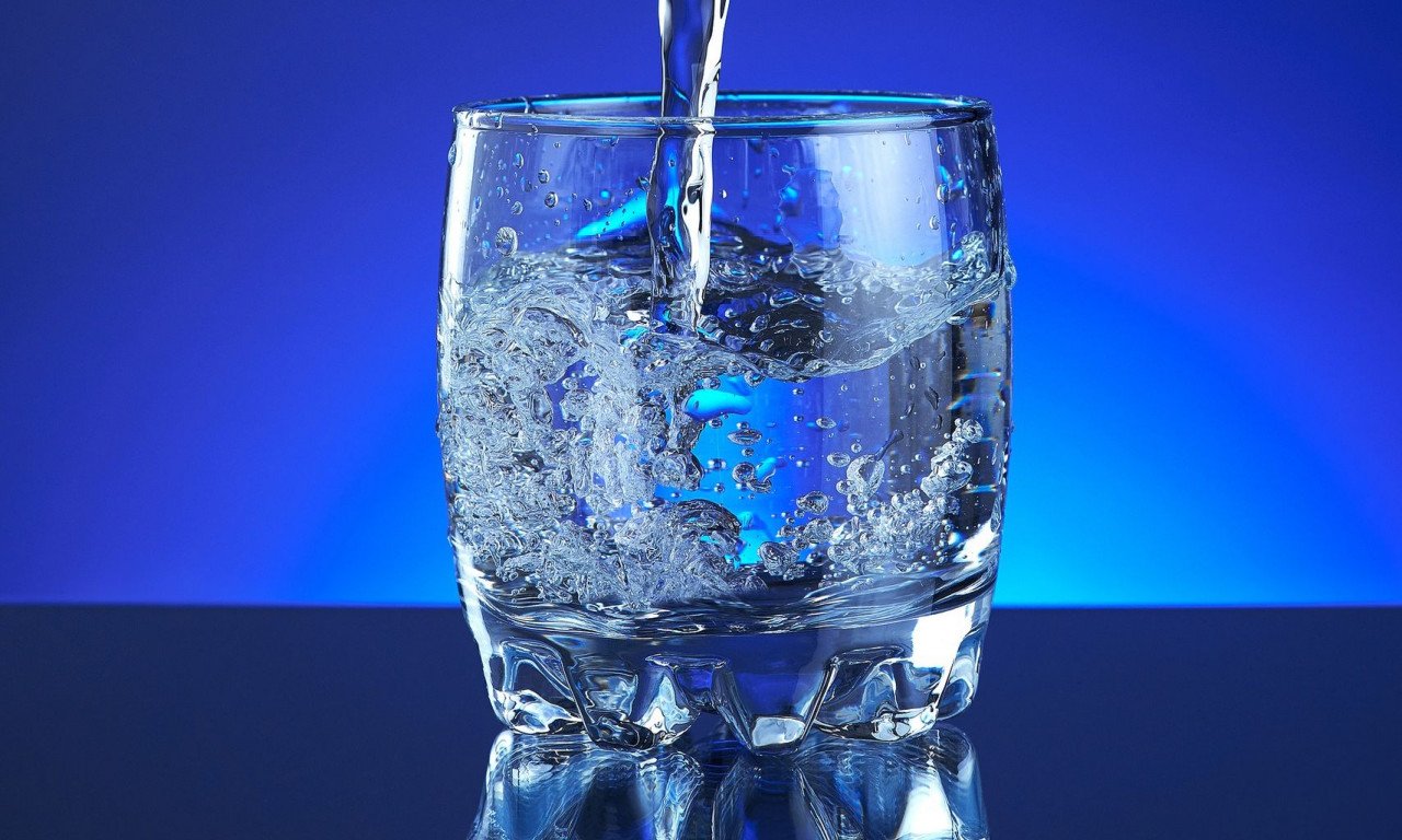 You are currently viewing Δεν πίνετε αρκετό νερό; Οι σοβαρές επιπτώσεις στην υγεία – Δεν είναι μόνο η αφυδάτωση