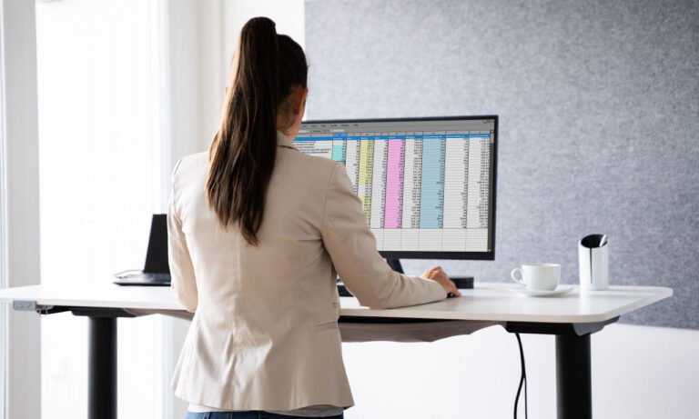 Read more about the article Οι 3 λόγοι για να αρχίσετε να δουλεύετε σε γραφείο ορθίων