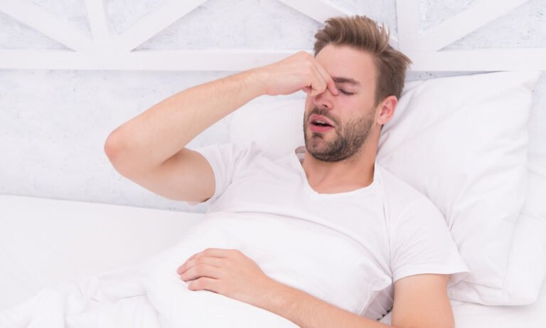 Read more about the article Πού οφείλονται οι πονοκέφαλοι μόλις ξυπνάτε – Τι πρέπει να κάνετε