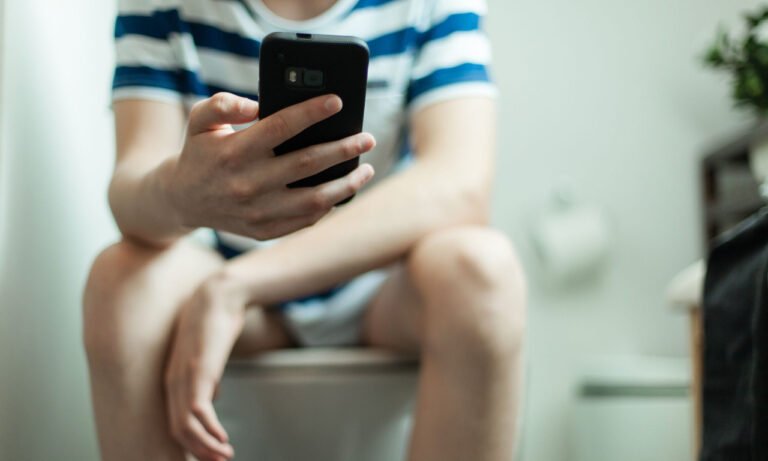 Read more about the article Πηγαίνετε τουαλέτα μόνο στο σπίτι; Γαστρεντερολόγος εξηγεί το γερμανικό “heimscheisser”