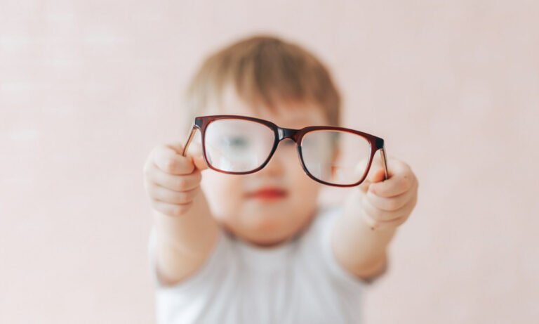 Read more about the article Νέα γυαλιά εγκεκριμένα από τον FDA μπορούν να επιβραδύνουν την μυωπία στα παιδιά