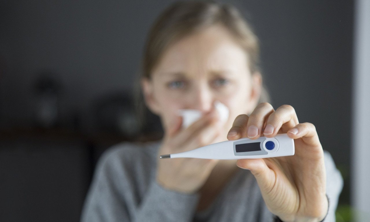 You are currently viewing Τι είναι η “σούπερ-γρίπη” του φετινού χειμώνα: Πώς ξεχωρίζει από κρυολόγημα και COVID-19