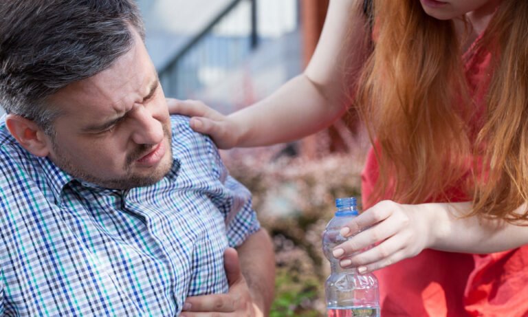 Read more about the article Αίσθημα παλμών στην καρδιά: Πότε χρειάζεται να πιείτε νερό