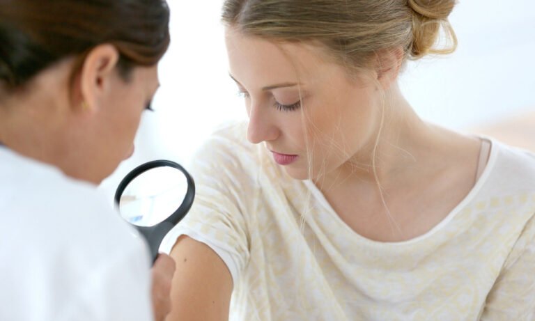 Read more about the article Τα 10 πιο σημαντικά σημάδια καρκίνου του δέρματος, σύμφωνα με τους δερματολόγους