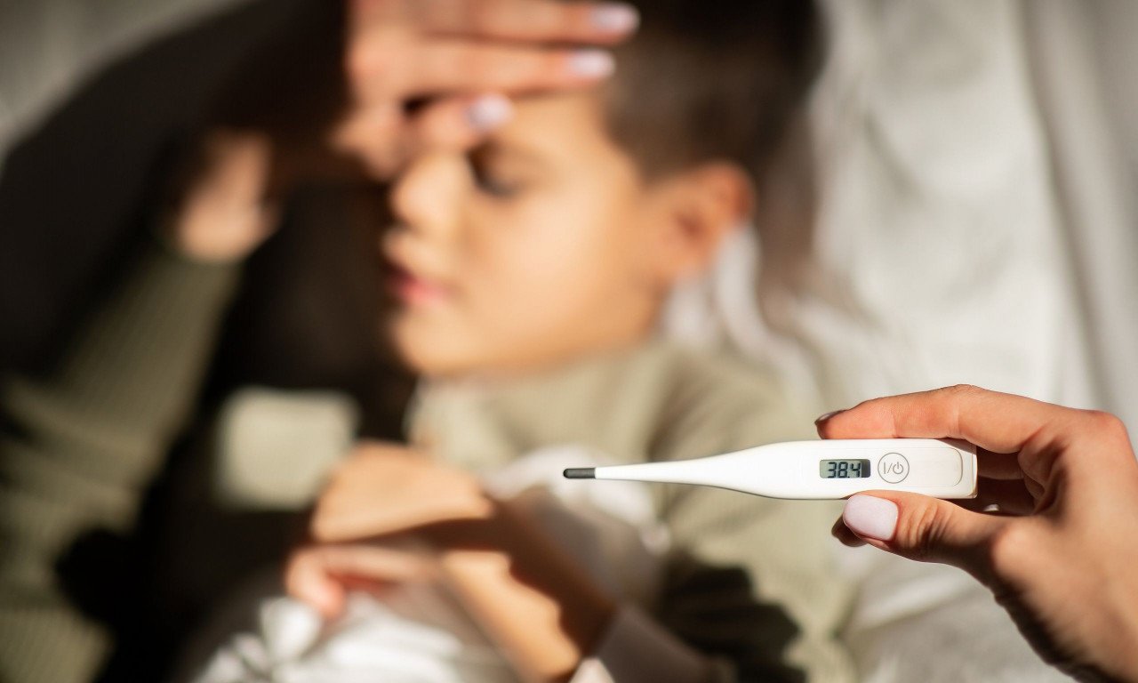 You are currently viewing Γιατί ανεβαίνει ο παιδικός πυρετός τη νύχτα: Τι θέλουν οι παιδίατροι να γνωρίζουν οι γονείς