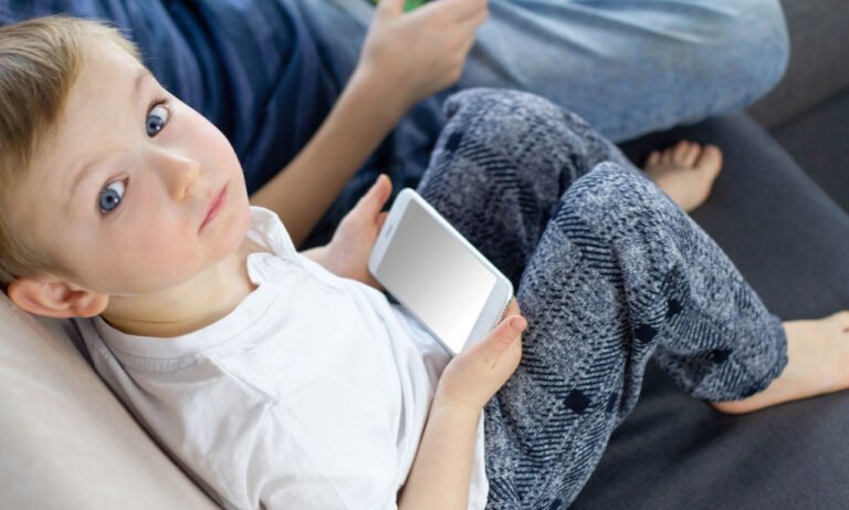 Read more about the article Smartphone μέχρι τα 12 σημαίνει αυξημένος κίνδυνος κατάθλιψης και παχυσαρκίας – Έρευνα