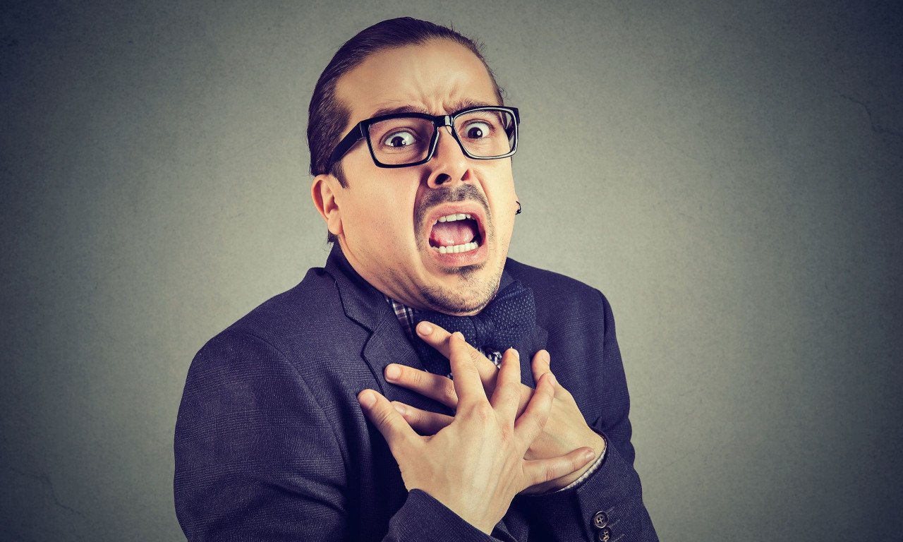 You are currently viewing Πόνος στο στήθος από άγχος: Πώς οι κρίσεις πανικού και το στρες μιμούνται το έμφραγμα